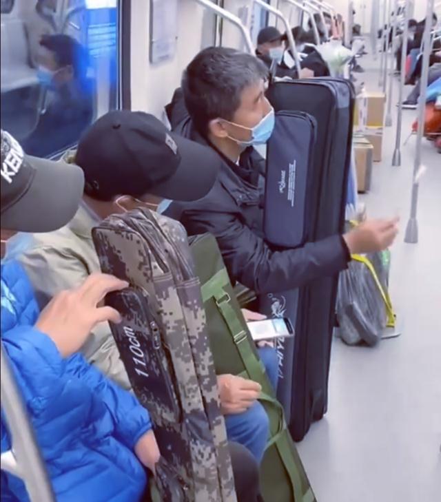 大爷|大型社死现场！女子上班误入老年钓鱼佬的车厢，结局却让人感动