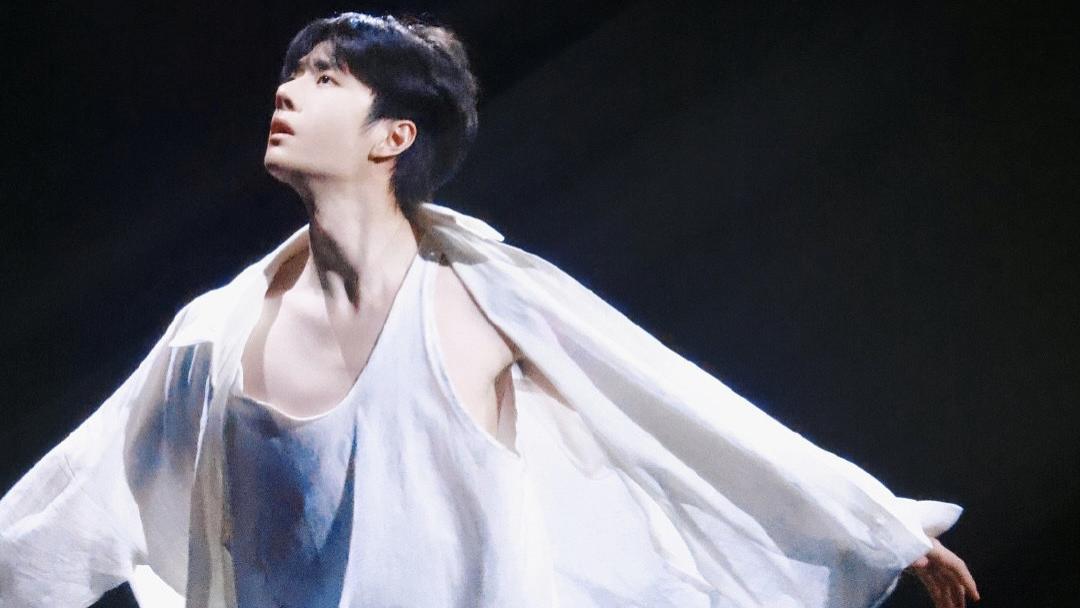 王一博|王一博赤脚跳舞、手部受伤，一出场就创下收视率峰值