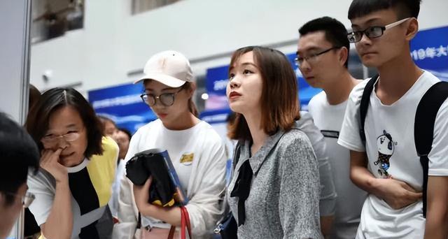 事业单位|人社部发布消息，事业单位招聘门槛下调，应届毕业生迎来新希望！