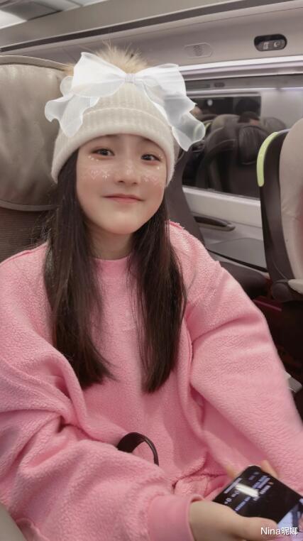 王诗龄|李湘母女跑迪拜跨年!13岁王诗龄坐8万元头等舱真阔气,母女同框五官似烙饼
