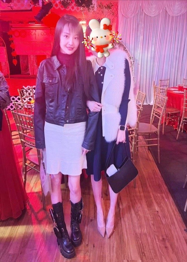 郑爽|郑爽给孩子庆生,带儿女国外游玩迪士尼,素颜头发稀疏状态憔悴!