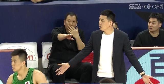 杨鸣|连着两个失误，吴昌泽篮下没卡住人，杨鸣发怒直接“动手打人”！