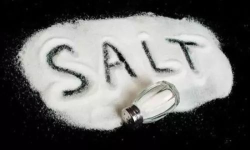 骨质疏松|女性50岁后骨质疏松易骨折,远离3种偷钙食物,每天保持做1件事