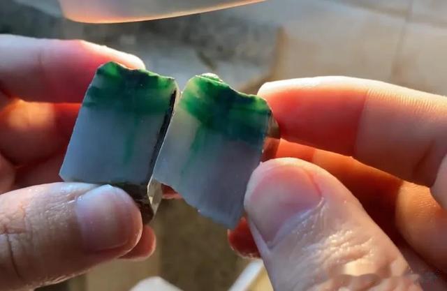 葫芦|一块小小后江翡翠原石如何取件做货,成品看着还不错