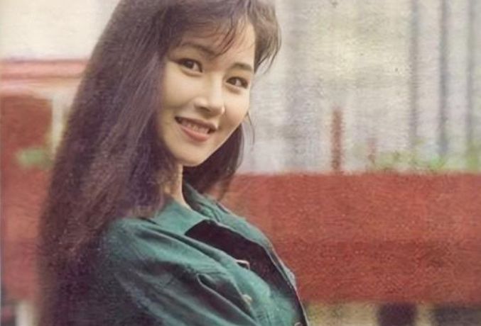 万绮雯|她是“香港第一美腿”，甄子丹为她抛妻弃子，如今50岁再度复出