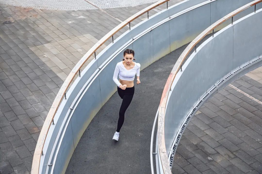 跑步|为什么操场上跑步一般都按逆时针方向跑，而不是顺时针？