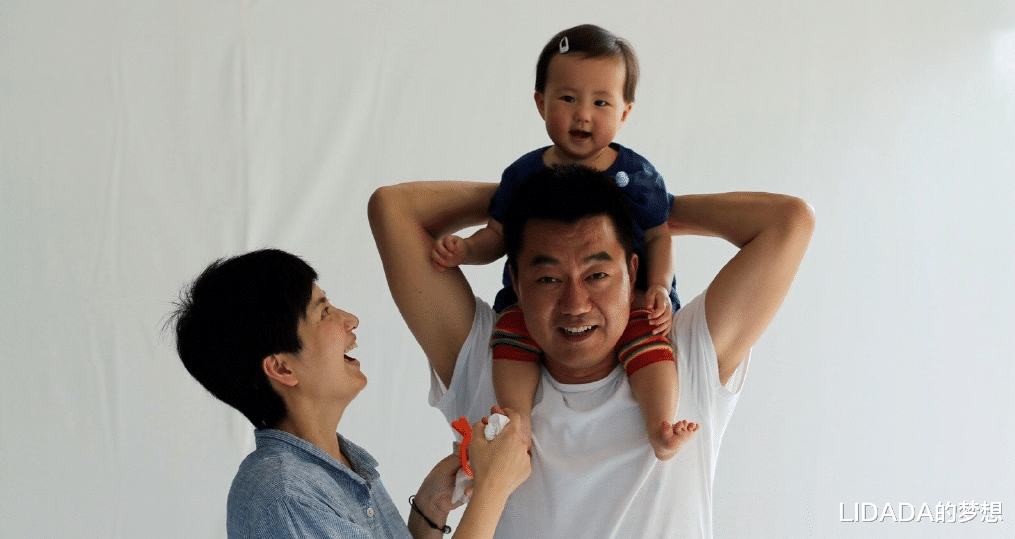 董勇|他是观众最喜欢的老戏骨，46岁与郑佳艳组建了幸福的三口之家