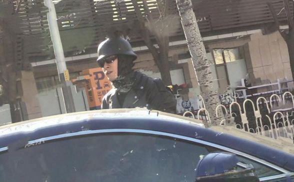 陈瑶|陈瑶开豪车出门被拍,与韩东君马路边热聊,两人一前一后同回家中