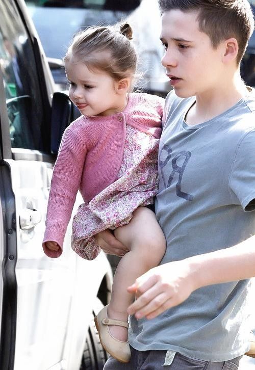 哈珀·贝克汉姆|贝家小七：从嘟嘴萌娃长成漂亮小公主，被父亲和3个哥哥宠上天了