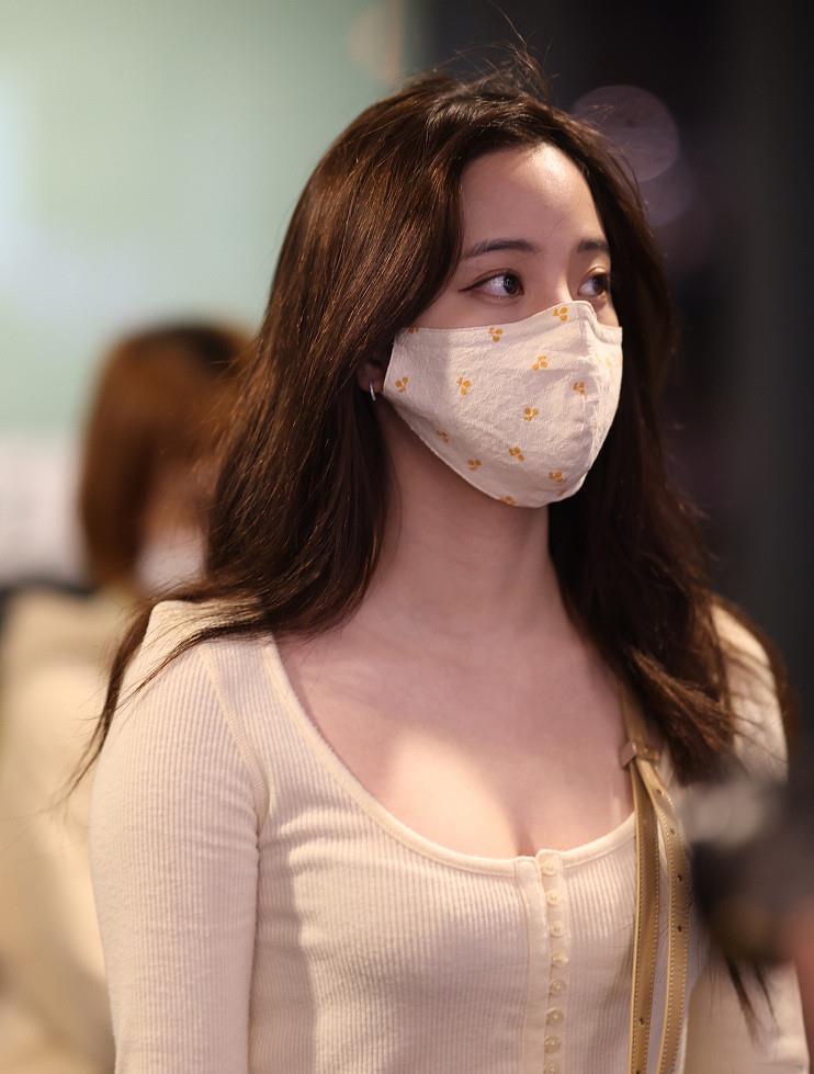 欧阳娜娜|欧阳娜娜身材真有料，紧身衣下事业线尽显，可爱又迷人