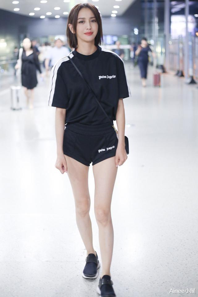 辣妹|佟丽娅的少女感还挺浓，背带裤拉下半截穿，看着挺有个性的