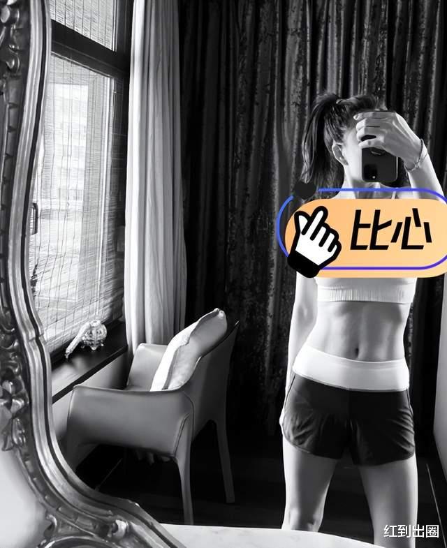 殷桃|42岁殷桃素颜和闺蜜逛街,穿大码T恤像孕妇,在店里试衣服被偷拍