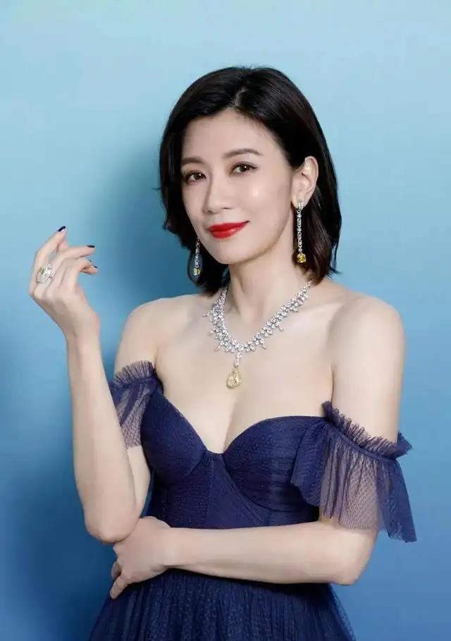 贾静雯|贾静雯身穿蓝色抹胸长裙大秀事业线!冰肌玉骨太性感火辣