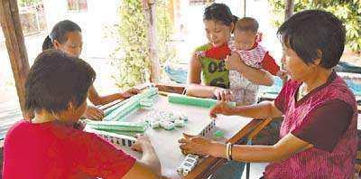 女子带两个孩子打麻将,抱一个背一个好辛苦,丈夫调侃比干工地累