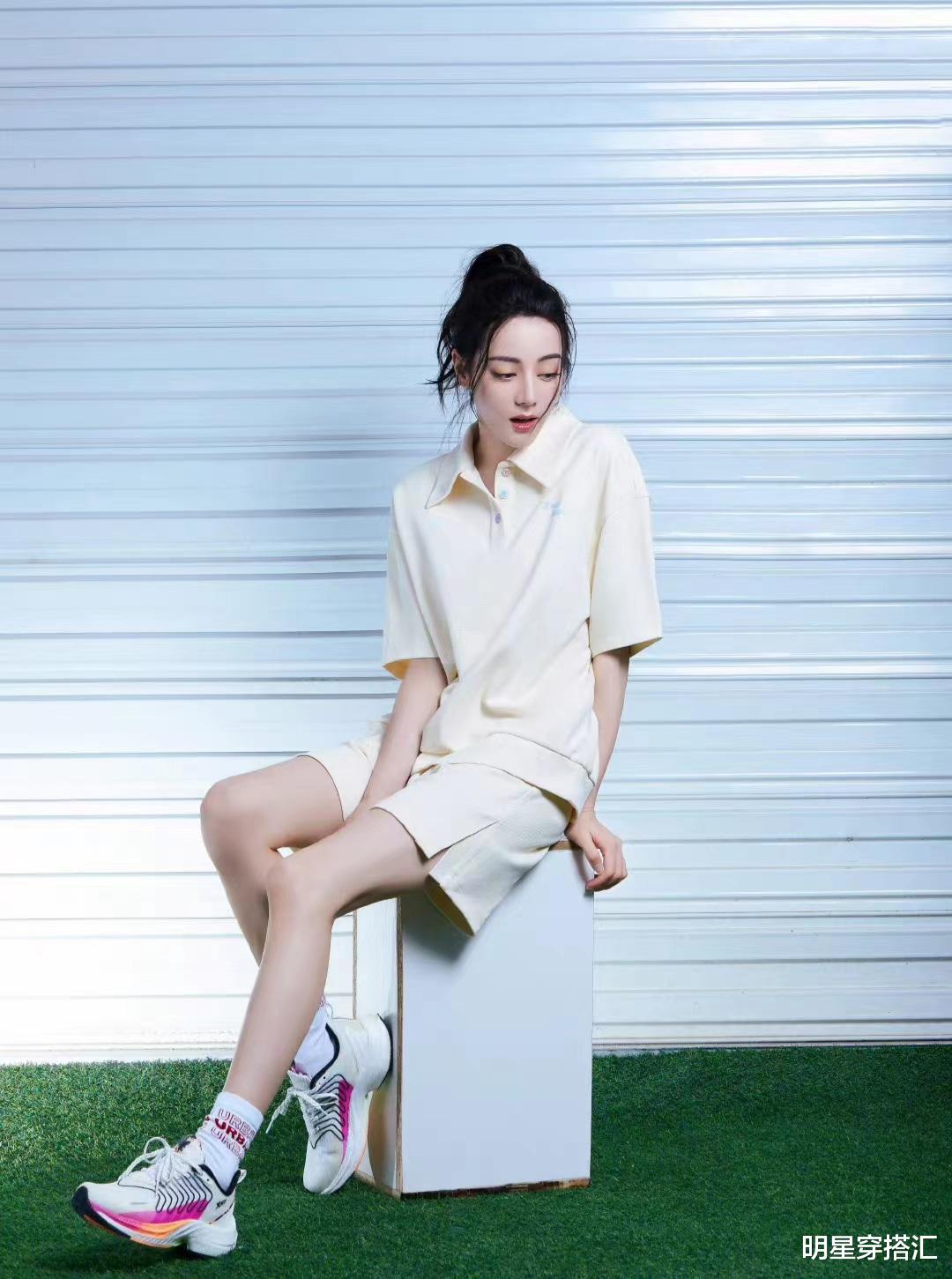 黑丝 迪丽热巴私服美图释出,高扎马尾穿米白色短袖短裤,青春活力满满