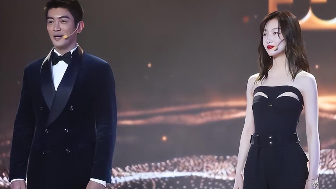 周冬雨|周冬雨红毯造型突破大，背后仅两根绳，胸前大片镂空，美艳又飒爽