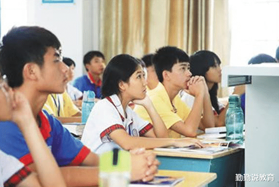 燕麦 初中生“标准发型”出炉,男生勉强能看,女生直言不如直接剃光