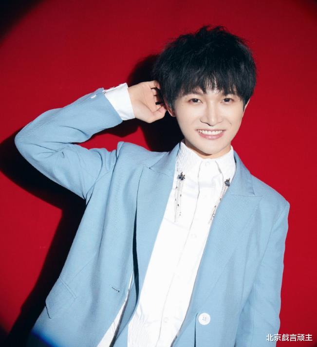 春晚|2022网络春晚,周深动情演绎,治愈感爆棚,引起全网观众强烈共鸣