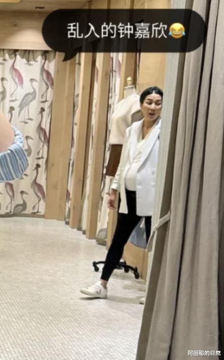 钟嘉欣|钟嘉欣佗第三胎被野生捕获!被赞真人靓过上镜!罕见惹负评扮nice