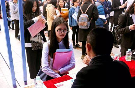 衬衫|大公司HR揭露求职内幕：不招“三无家庭”的本科生，残酷又现实