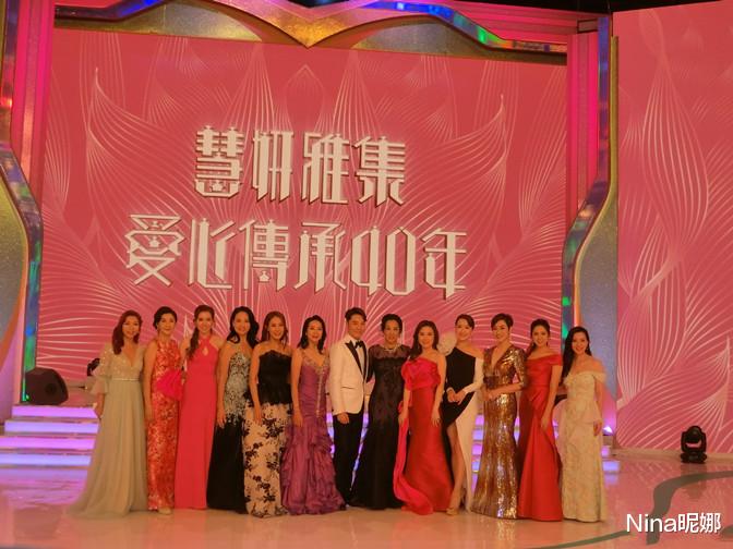 陈法蓉|56岁陈法蓉久违赴宴形象大变！穿金色公主裙像豪门夫人，硬把众港姐变成陪衬