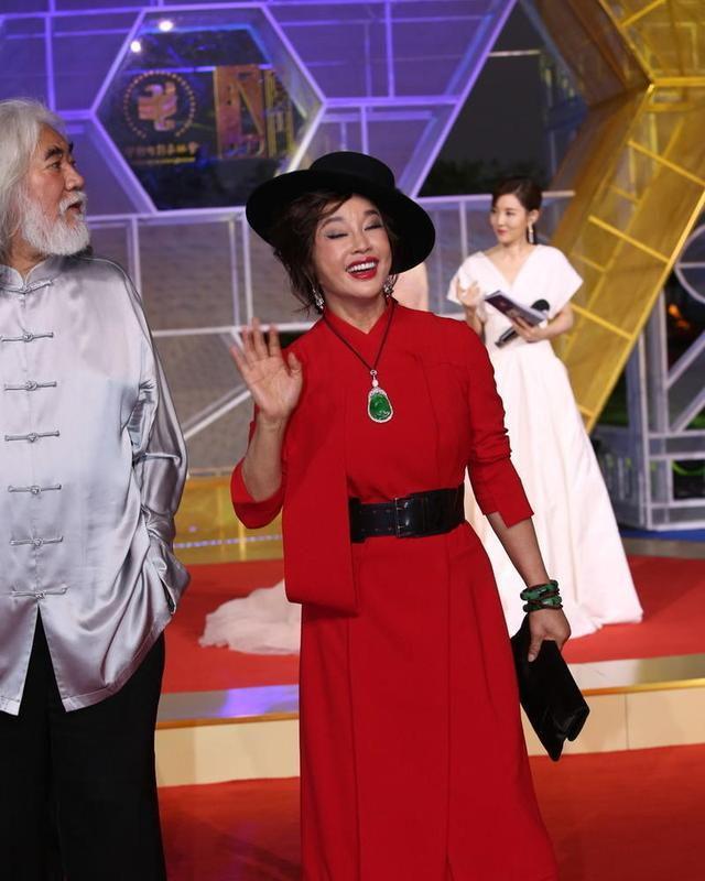 古典|刘晓庆这次不装嫩挺美的，穿水墨印花装古典端庄，是66岁真实样