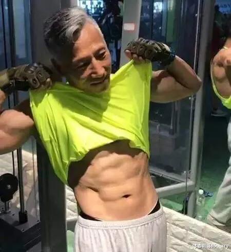 卷腹|腹肌靠卷腹？60岁中国大爷腹肌照秒杀健美达人，动态卷腹功不可没