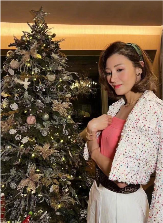 李嘉欣|51岁李嘉欣素颜罕见曝光！卖萌暴露毛孔太真实，颜值状态保持太好