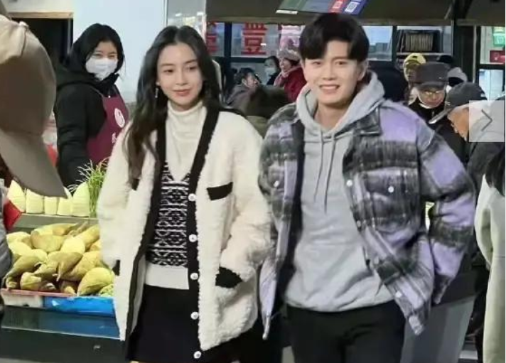 Angelababy|任嘉伦和杨颖菜市场的路透图，俊男美女很养眼，出人意料地般配