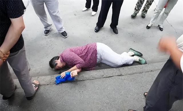 回顾女子好心救摔倒老人,对方死亡后家属索赔24万,琼海法院判了