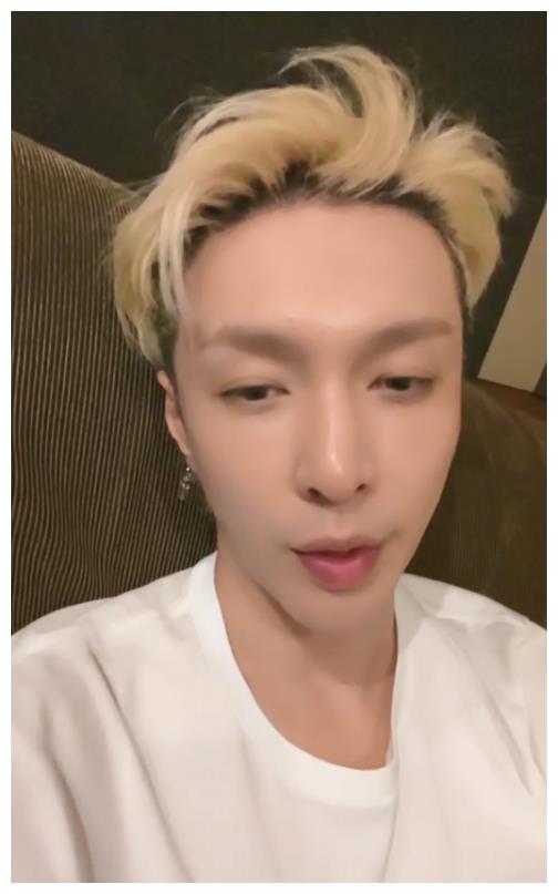 张艺兴|张艺兴：百忙之中开直播，一心扑在工作上“每天吃3盒曲奇饼干”