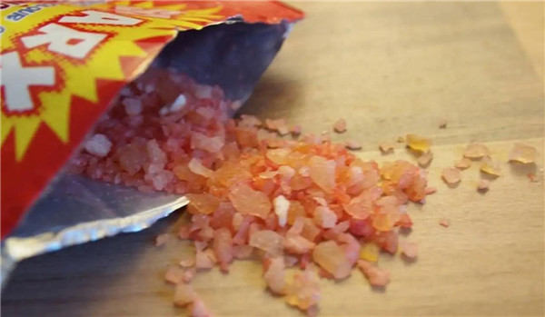 为什么跳跳糖会在嘴里“爆炸”？这个困扰童年的难题，终于解开了