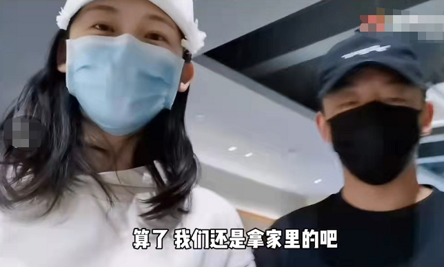 苗苗|郑恺一家现身机场，苗苗小腹突出走姿怪被疑怀二胎，此前一直备孕