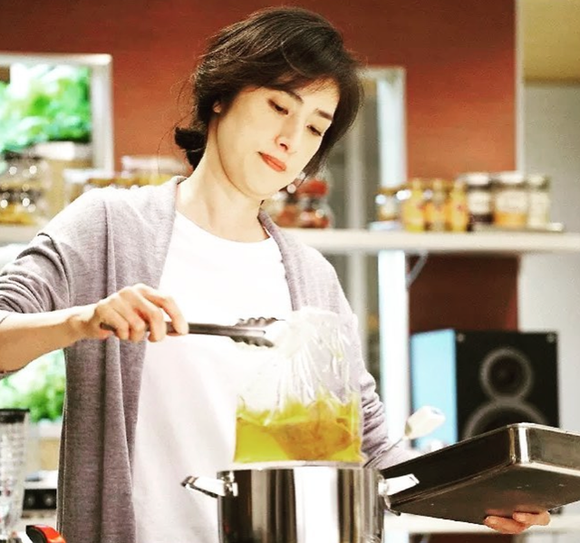 天海佑希|“跨性别女王”天海佑希，劝女粉浪费时间，男粉因不婚而爱她