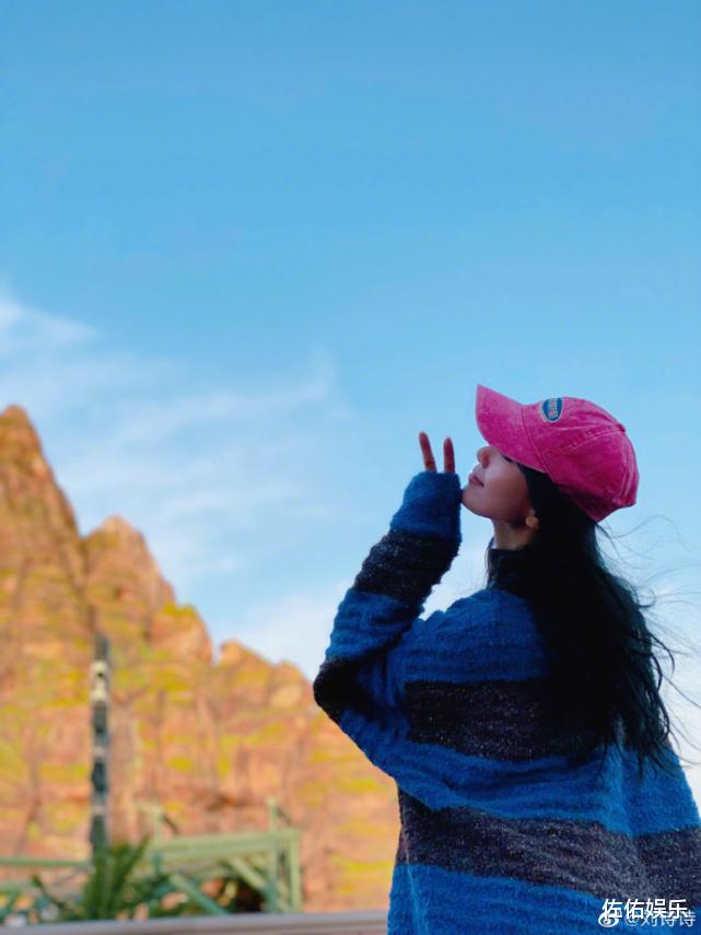 刘诗诗|刘诗诗分享游玩美照,回眸一笑甜如初恋,对镜比心俏皮可爱