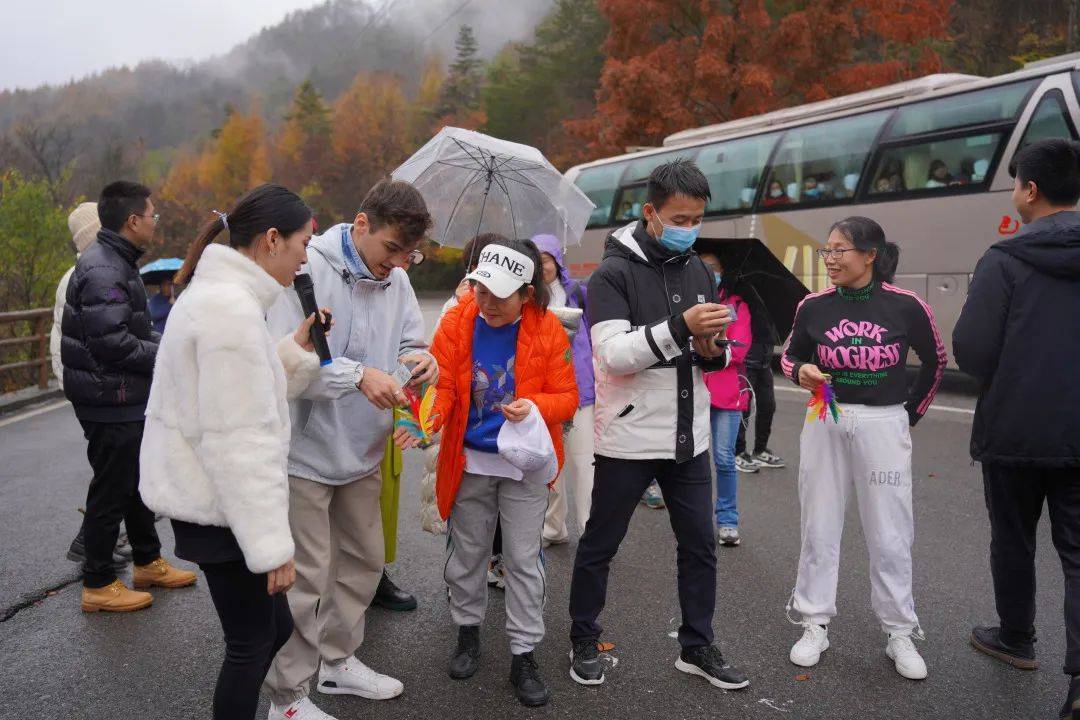 光雾山|光雾山的红叶“火”爆了！吸引了大批国际友人组团来体验红叶盛景