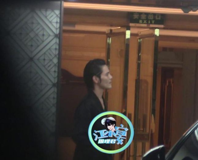 向佐|向佐疑似出轨，带短发美女回郭碧婷婚房，向太回应：两人是谈工作
