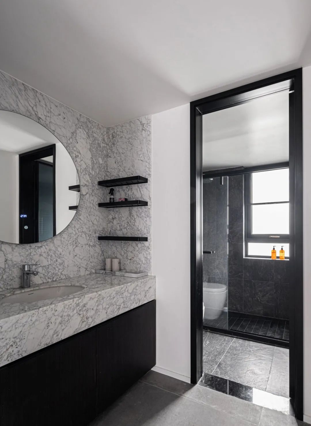 打掉墙体、引光入室:这个130m2混搭小两房,越看越高级!