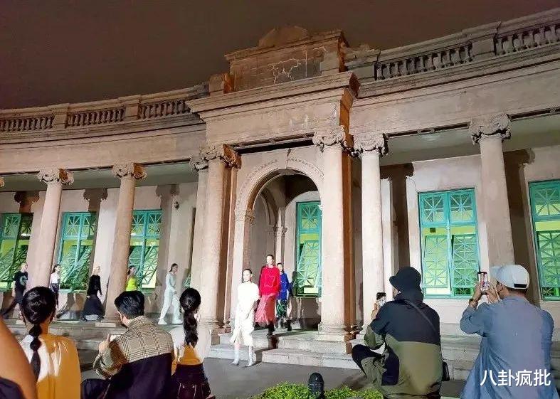 时装周|“复活”邓丽君！外省时装周将诡异进行到底！