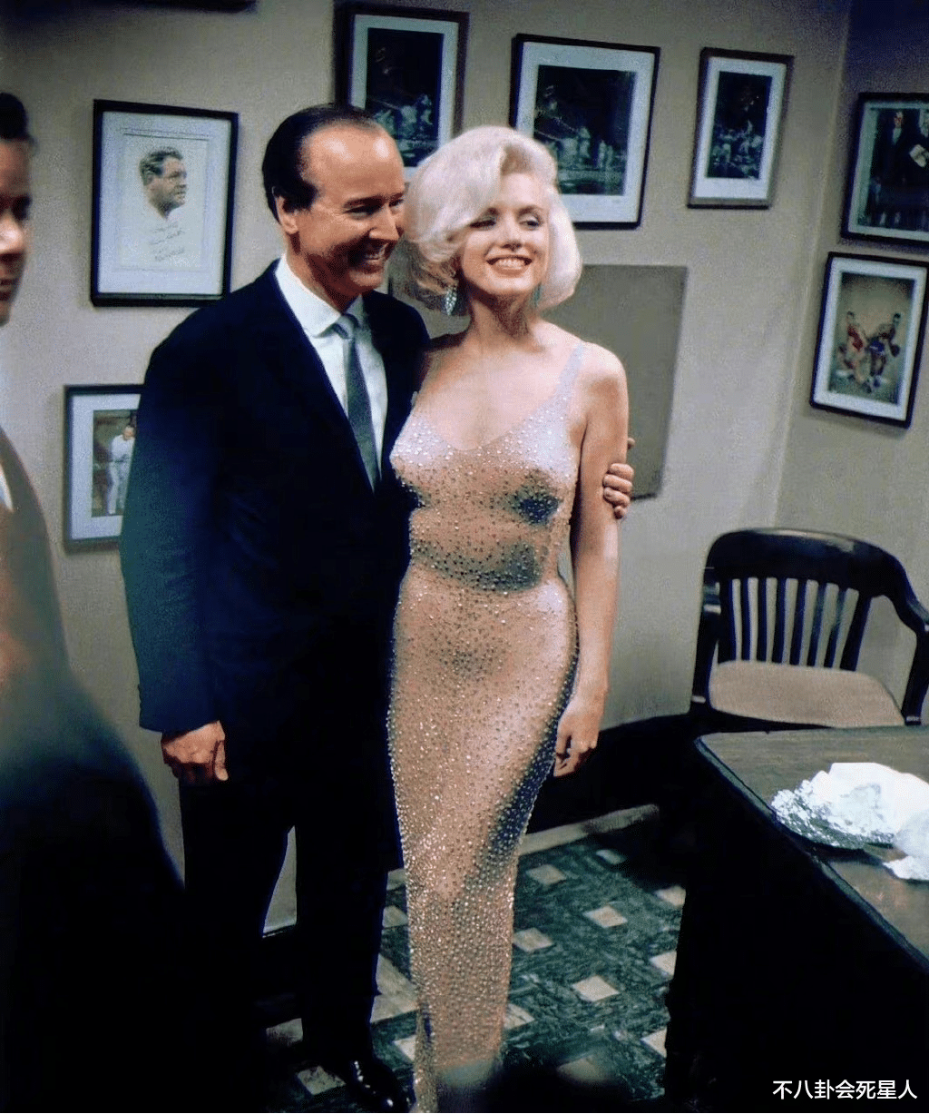 金·卡戴珊|骨折、露屁股、挤出赘肉！7位女星硬挤小一号礼裙，看得我好尴尬