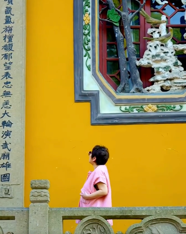 寺庙|向太夫妇现身寺庙吃斋饭！未佩戴珠宝大力敲钟，双腿超细暴瘦太多