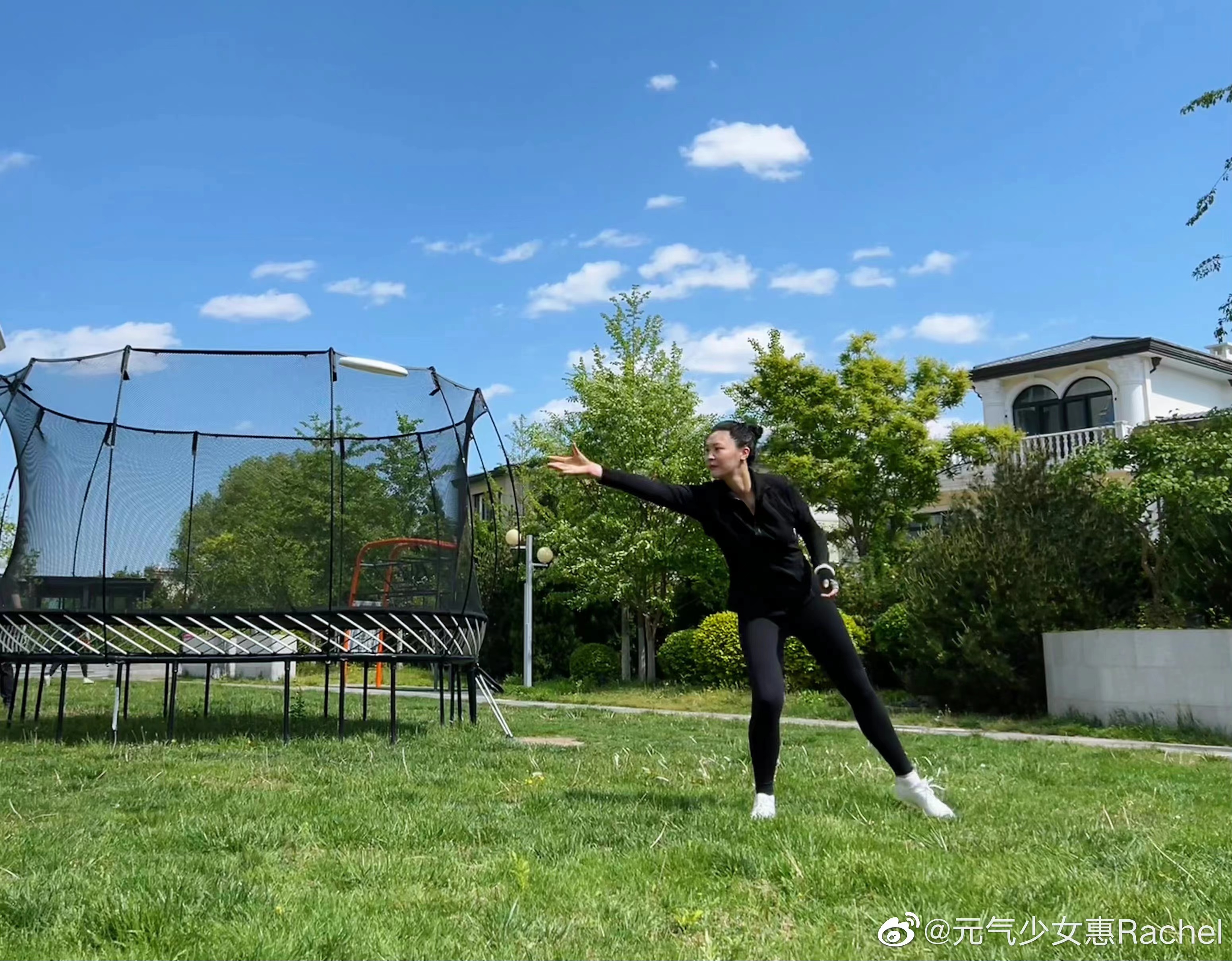 惠若琪|惠若琪晒1家3口全家福！女排女神结婚4周年，手捧鲜花素颜也很美