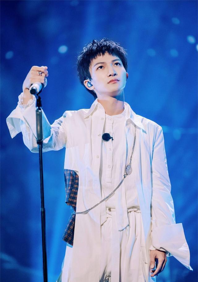 周深|周深，不要捂小羊的耳朵，你这个童话里向光而行的人