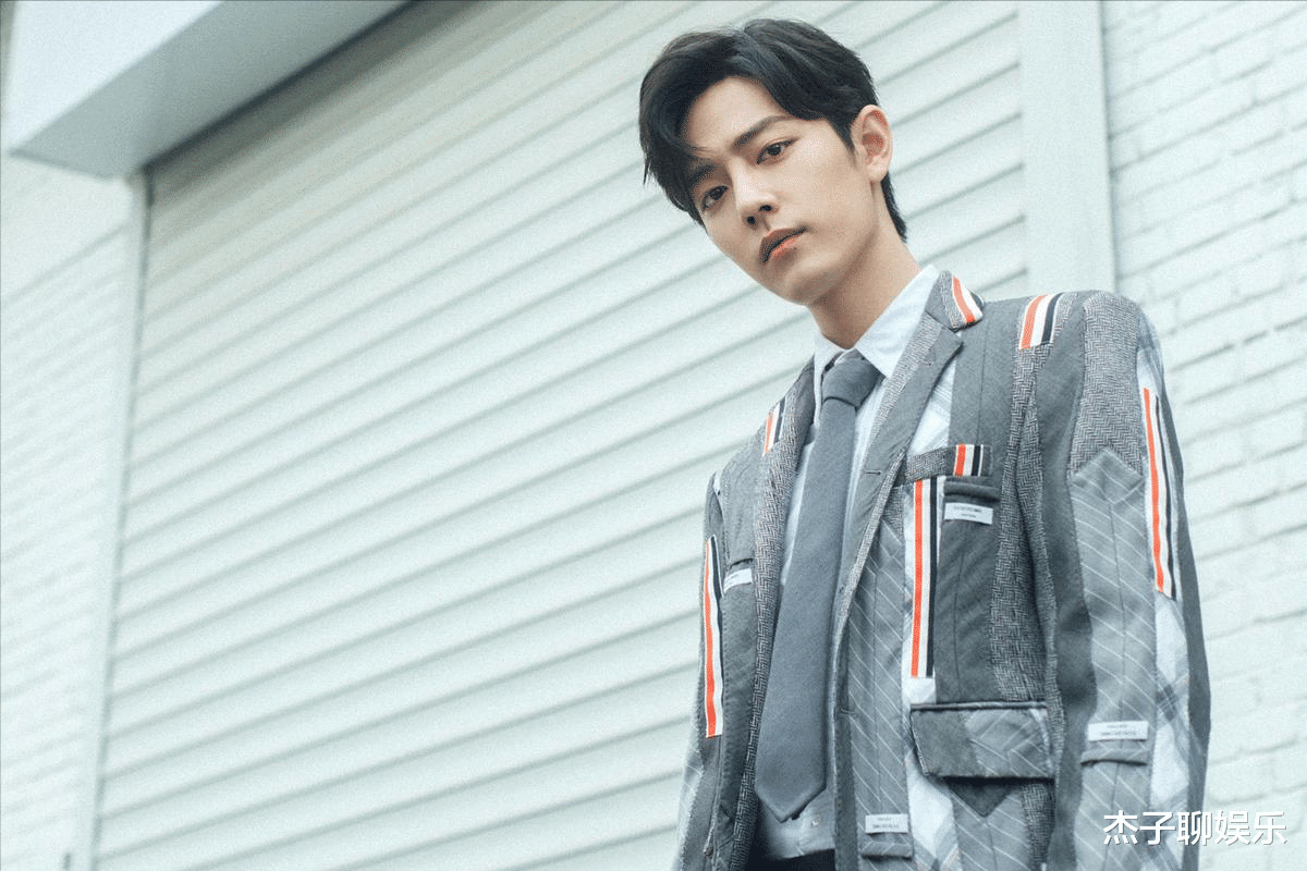 肖战|被粉丝影响事业，肖战发文称不需要应援，喊话粉丝把生活放追星前