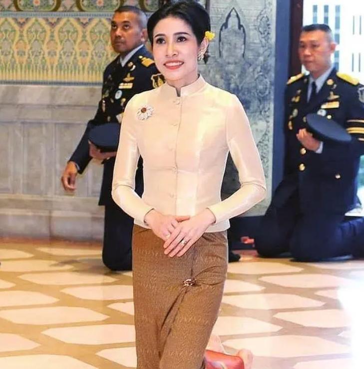 诗妮娜|苏提达晒出诗妮娜下跪照，贴身伴驾拉开差距，意指贵妃理应臣服