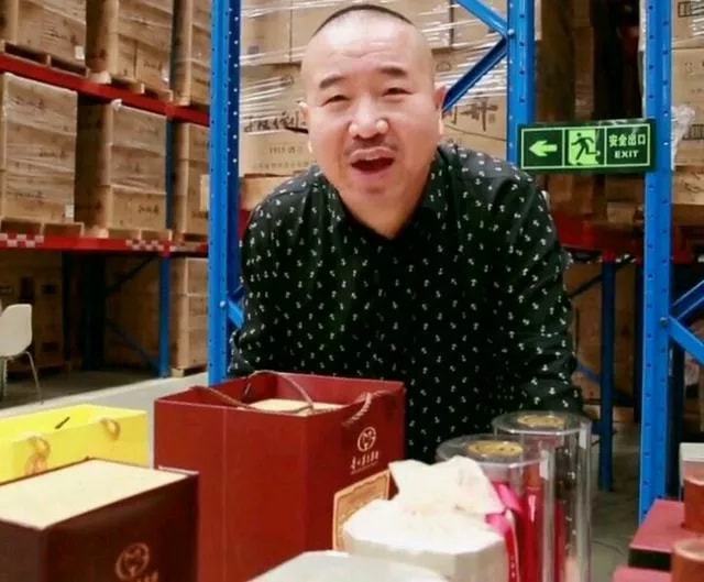 王小利|王小利私下直播被师父发现，老赵把他叫进办公室：我给的片酬少吗