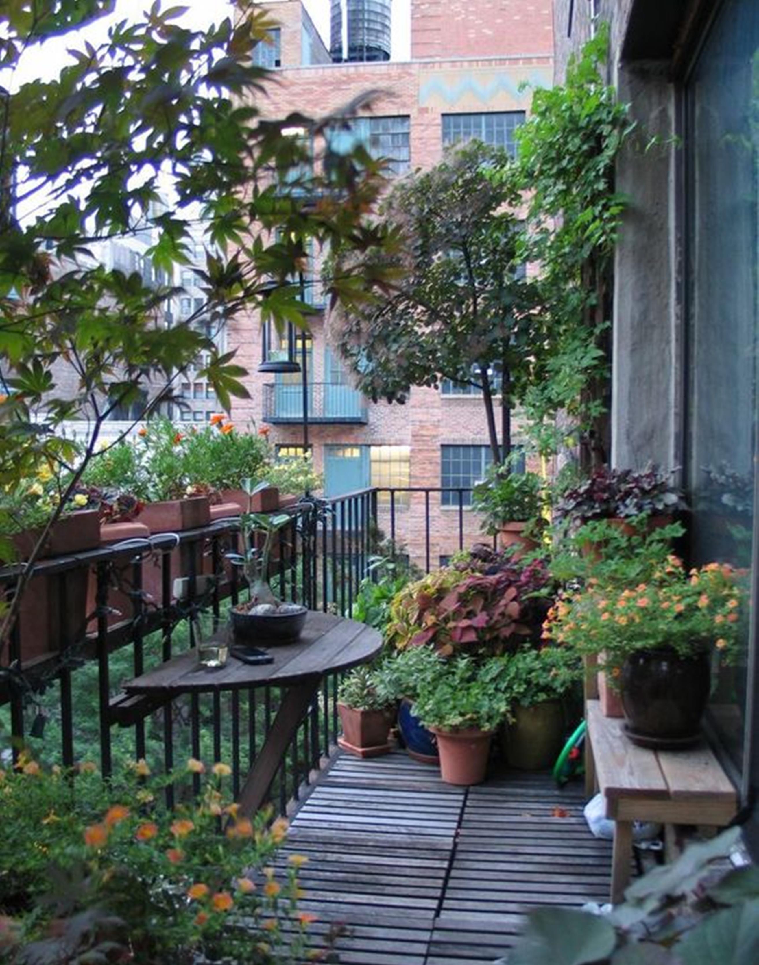 倘若没有院子，那我要在楼梯下面造一处景，潺潺流水，好不惬意