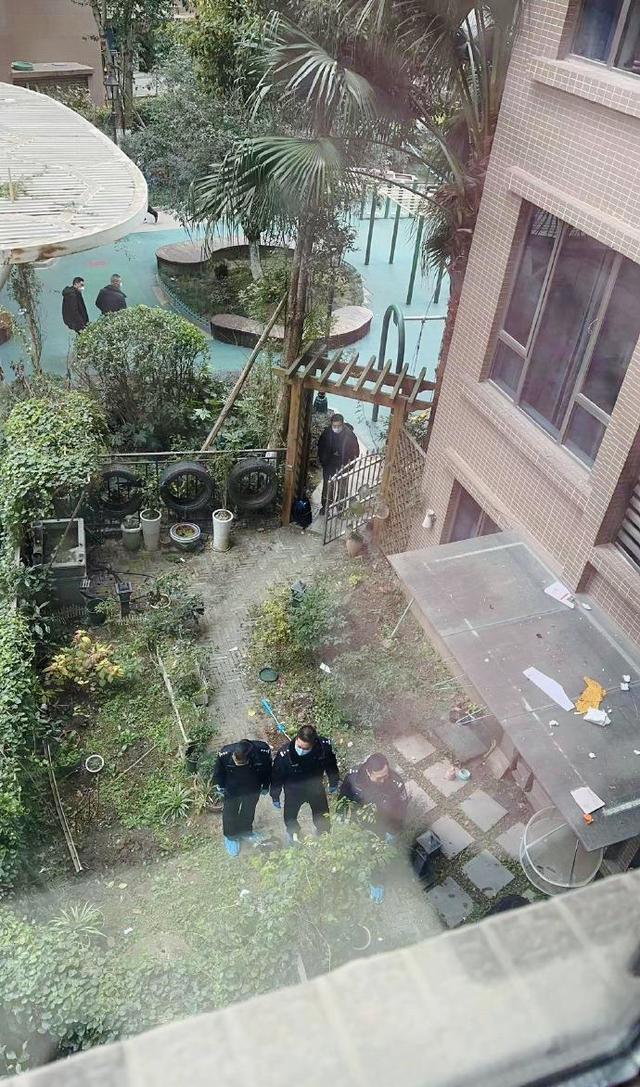 四川一男子杀妻后跳楼,现场人山人海,案发原因存在两个骇人说法