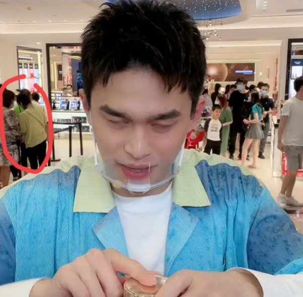 孙杨|孙杨三亚直播现套路？被网友质疑，故意找托到店排队营造热闹假象