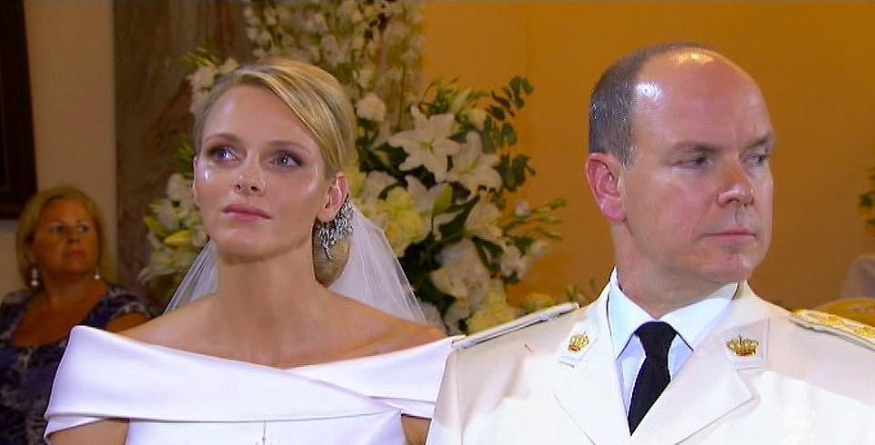 夏琳|出席活动的夏琳王妃唯美极了,眼神总露着一股让人难以靠近的悲凉